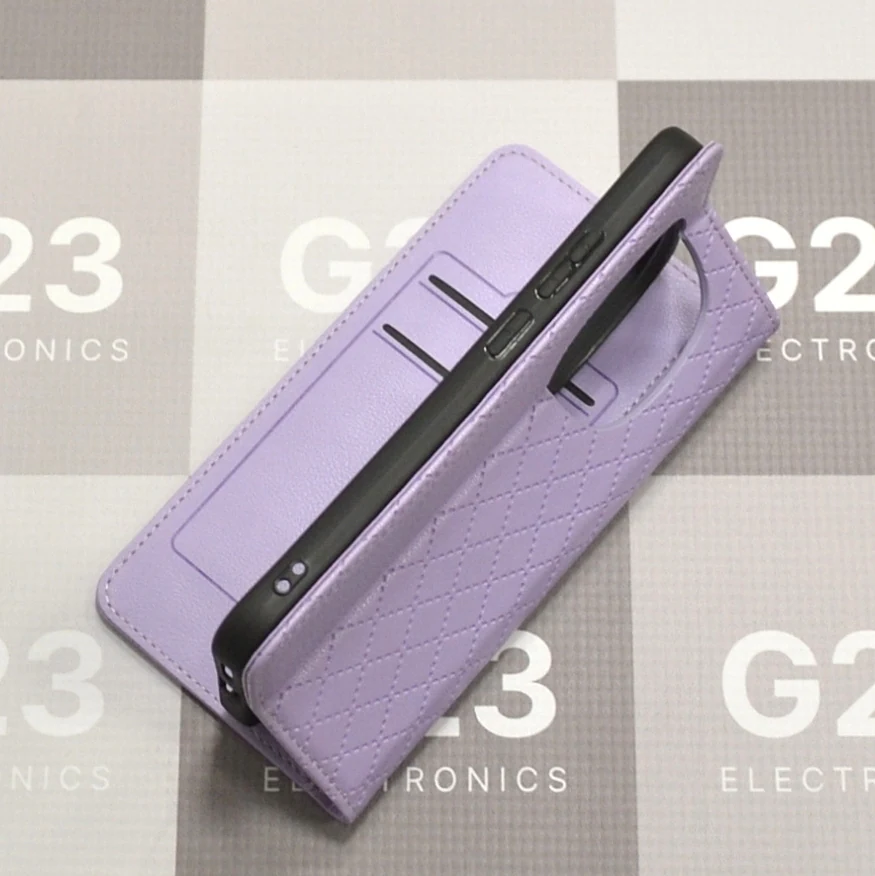 Dalton magnetinis dėklas knygelė Xiaomi Redmi Note 15 Pro 5G – levandų violetinės spalvos 6 Levandų violetinis Dalton dėklas knygelė Xiaomi Redmi Note 15 Pro 5G – pastatytas dėklas kitu kampu, matyti telefono šonas