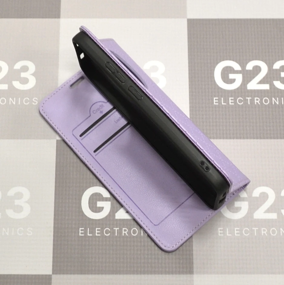 Dalton magnetinis dėklas knygelė Xiaomi Redmi Note 15 Pro 5G – levandų violetinės spalvos 5 Levandų violetinis Dalton dėklas knygelė Xiaomi Redmi Note 15 Pro 5G – pastatytas ant stalo su pastatymo funkcija