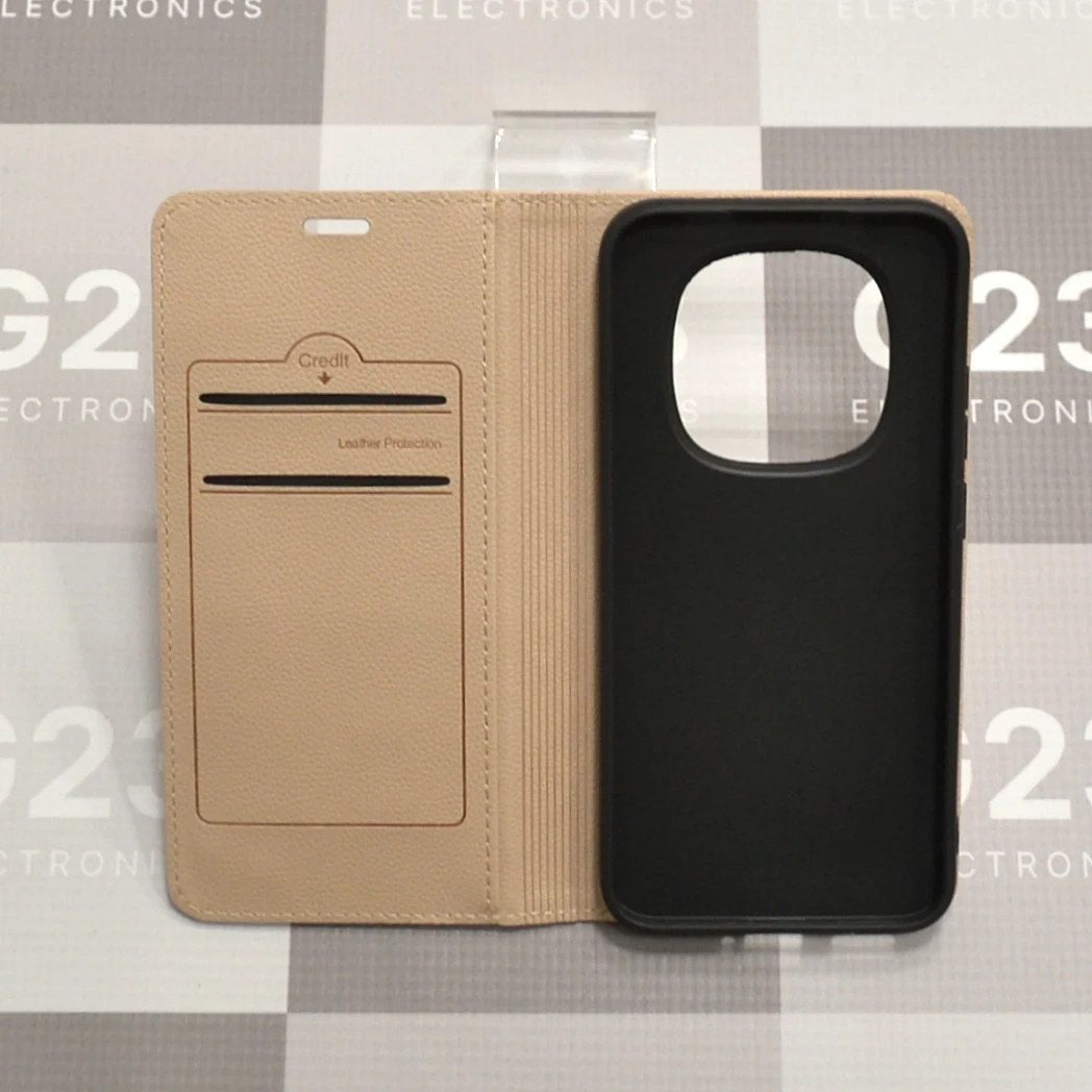 Dalton magnetinis dėklas knygelė Xiaomi Redmi Note 15 Pro 5G – smėlio spalvos 10 Smėlio spalvos Dalton dėklas knygelė Xiaomi Redmi Note 15 Pro 5G – atvertas dėklas, kairėje kortelių skyreliai, dešinėje telefono lizdas