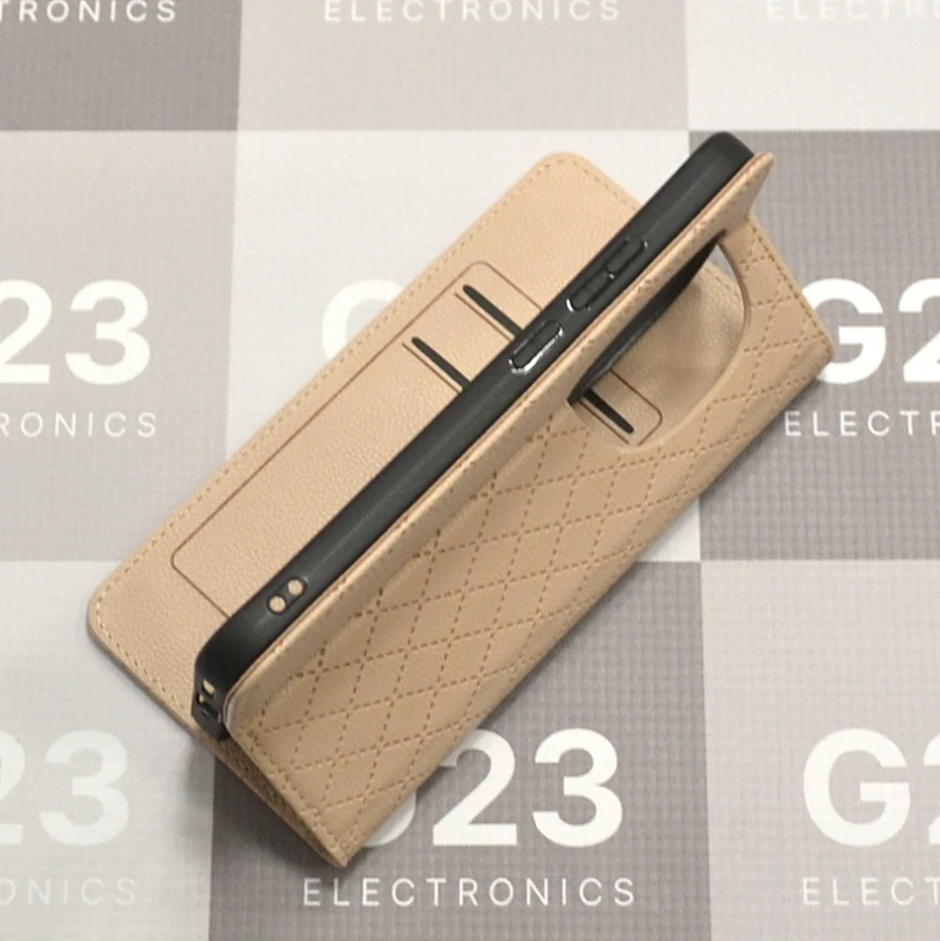 Dalton magnetinis dėklas knygelė Xiaomi Redmi Note 15 Pro 5G – smėlio spalvos 6 Smėlio spalvos Dalton dėklas knygelė Xiaomi Redmi Note 15 Pro 5G – pastatytas dėklas kitu kampu, matyti telefono šonas