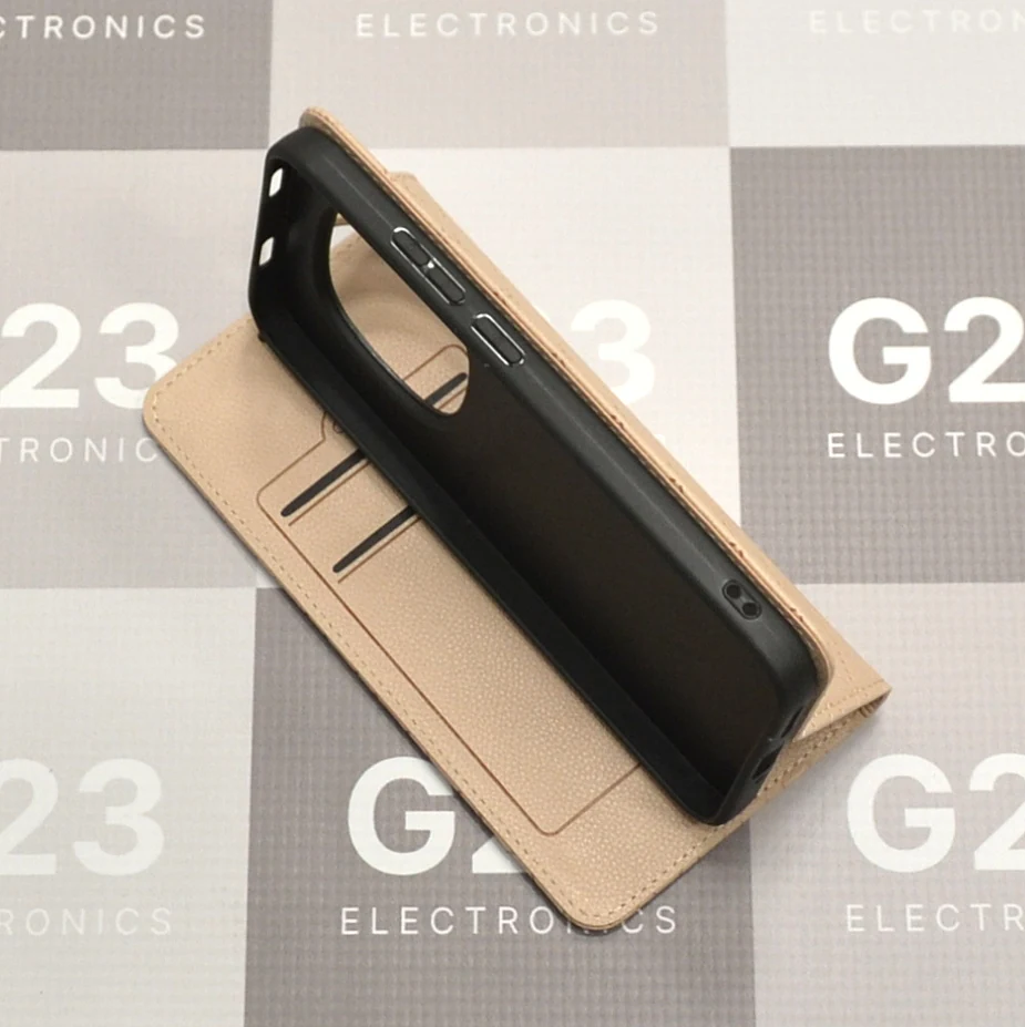 Dalton magnetinis dėklas knygelė Xiaomi Redmi Note 15 Pro 5G – smėlio spalvos 5 Smėlio spalvos Dalton dėklas knygelė Xiaomi Redmi Note 15 Pro 5G – pastatytas ant stalo su pastatymo funkcija