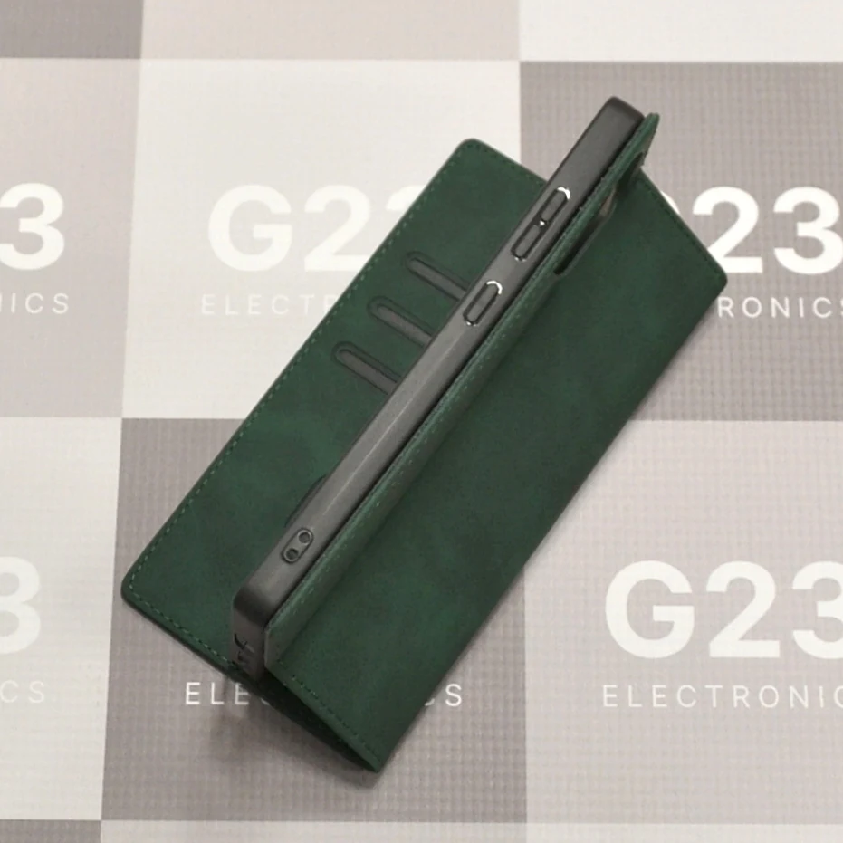 Galant magnetinis dėklas Samsung Galaxy S25 Ultra telefonui tamsiai žalios spalvos 6 Galant dėklas Samsung Galaxy S25 Ultra tamsiai žalios spalvos pastatytas kaip stovas – vaizdas iš šono