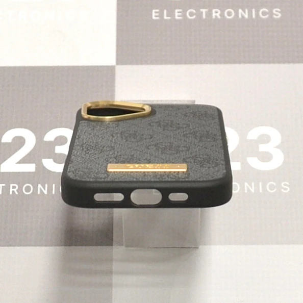 Dėklas nugarėlė GUESS GUHMP17SU4GPRK su MagSafe – Apple iPhone 17 11 Guess 4G Logo Plate dėklo apačia su jungties, garsiakalbio ir mikrofono išpjovomis – Apple iPhone 17