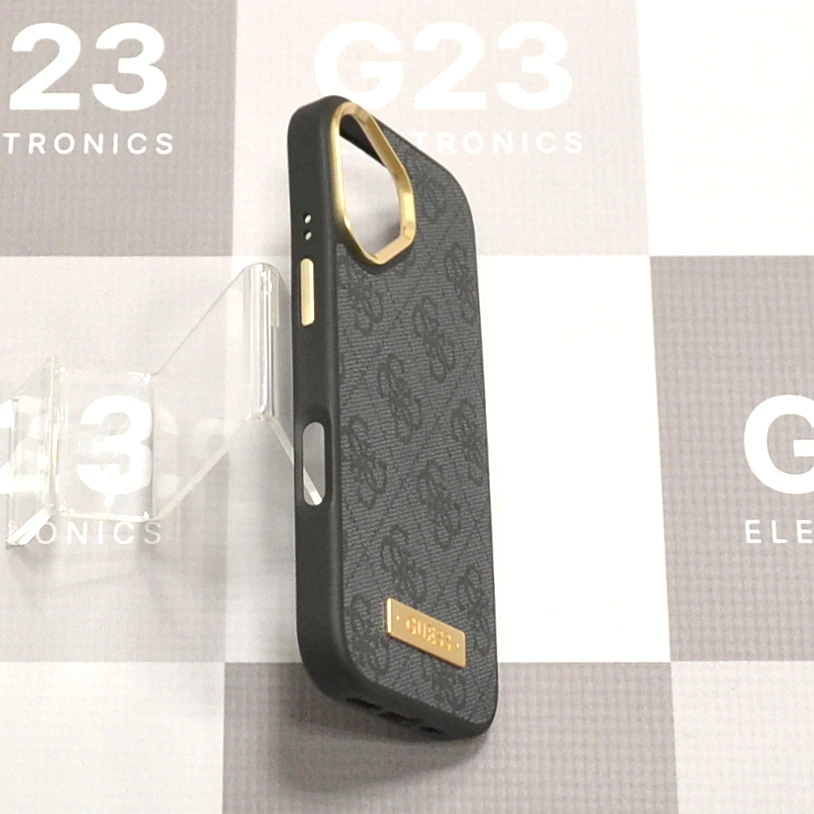 Dėklas nugarėlė GUESS GUHMP17SU4GPRK su MagSafe – Apple iPhone 17 5 Guess dėklo šonas su aukso spalvos mygtukų intarpais ir kameros rėmeliu – Apple iPhone 17