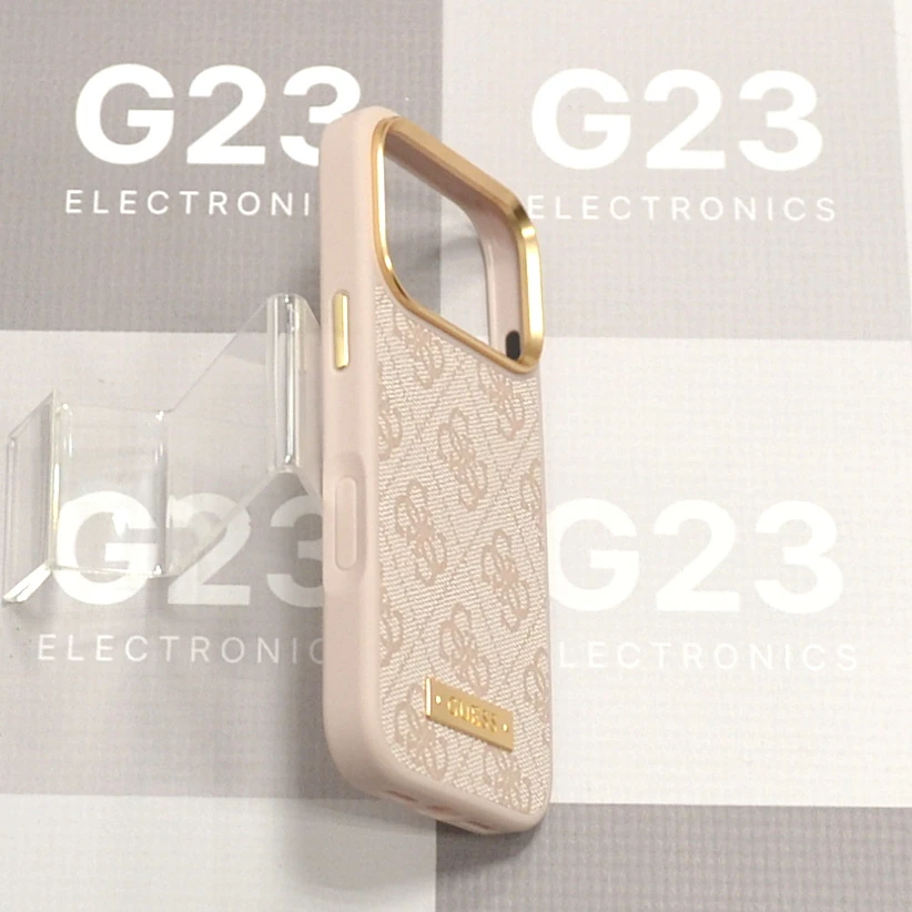 Dėklas nugarėlė GUESS GUHMP17LU4GPRP su MagSafe – Apple iPhone 17 Pro / 18 Pro 10 Guess 4G Logo Plate dėklo šonas su aukso spalvos mygtukų intarpais ir kameros rėmeliu – Apple iPhone 17 Pro