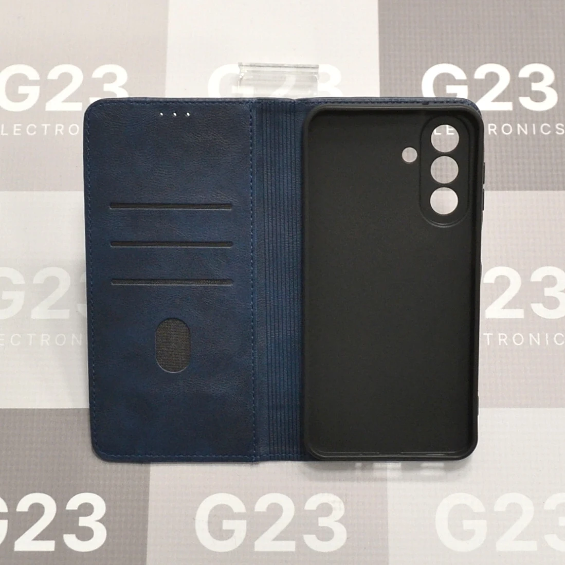 Karachi dėklas knygelė Samsung Galaxy A27 – tamsiai mėlynos spalvos 11 Atidarytas dėklas knygelė Samsung Galaxy A27 su trimis kortelių skyreliais ir kišene popieriniams pinigams
