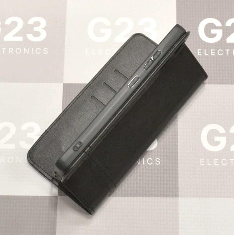 Karachi dėklas knygelė Samsung Galaxy S25 Ultra – juodos spalvos 6 Karachi dėklas knygelė Samsung Galaxy S25 Ultra – šoninis vaizdas pastačius ant stalo su kortelių skyreliais