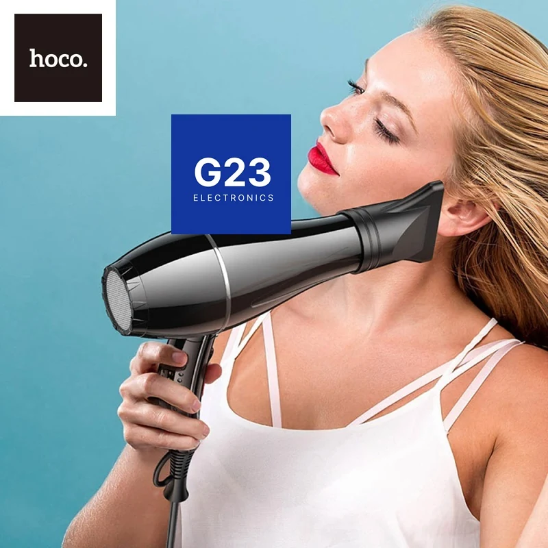 Plaukų džiovintuvas Hoco HP12 1450 W su jonizacija ir 2 antgaliais juodos spalvos 13 Moteris džiovina plaukus plaukų džiovintuvu Hoco HP12 su antgaliu