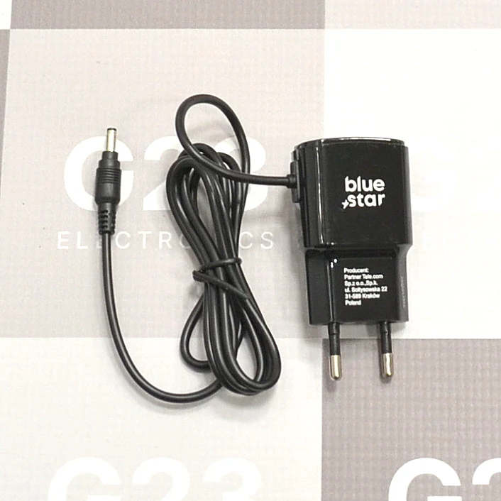 Tinklo kroviklis su Nokia Big Pin 3.5mm laidu Blue Star 8 Blue Star tinklo kroviklis Nokia telefonams su susuktu laidu ir Big Pin jungtimi ant stalo