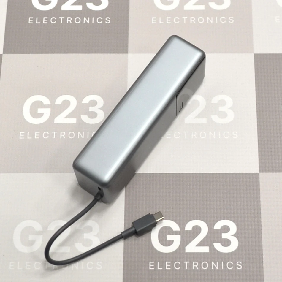 10000mAh 165W Xiaomi PB1165MI išorinė baterija akumuliatorius (Power Bank) su integruotu USB-C laidu pilkos spalvos 10 Pilkas Xiaomi PB1165MI Power Bank – šoninis vaizdas su išvestu integruotu USB-C laidu